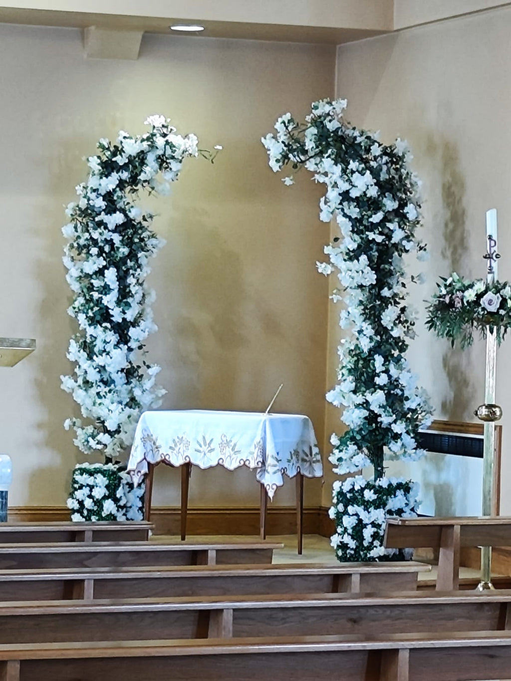White floral column arrangements included in the Leoni wedding decor package